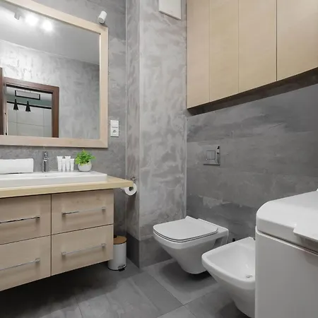 Stylish With Air Conditioning And A Private Garden By Renters *