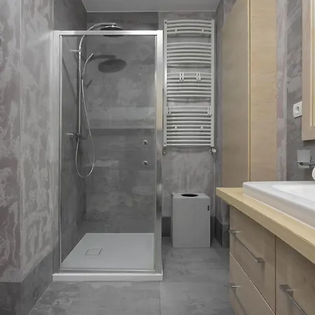 Stylish With Air Conditioning And A Private Garden By Renters وارسو